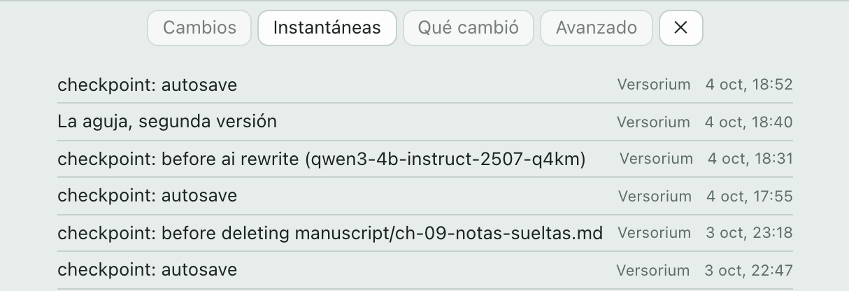El panel Historial, pestaña Instantáneas: autoguardados del 4 de octubre a las 17:55 y a las 18:52, una instantánea tomada antes de reescribir con IA a las 18:31 y una descrita a mano, «La aguja, segunda versión», a las 18:40; debajo, dos del día anterior.